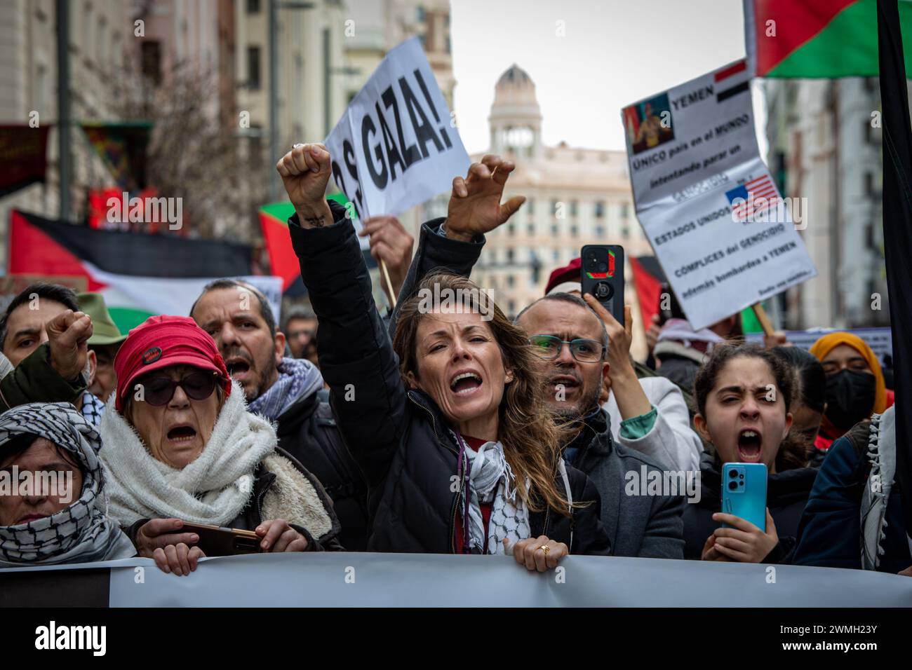 Madrid, Espagne. 25 février 2024. Les manifestants scandent des slogans pendant la manifestation pro-palestinienne. Des milliers de personnes ont manifesté dimanche 25 février dans le centre de Madrid pour exiger un cessez-le-feu de l’Etat d’Israël contre le peuple palestinien ainsi que la fin de la vente d’armes par l’Espagne à l’Etat d’Israël. (Photo de David Canales/SOPA images/SIPA USA) crédit : SIPA USA/Alamy Live News Banque D'Images