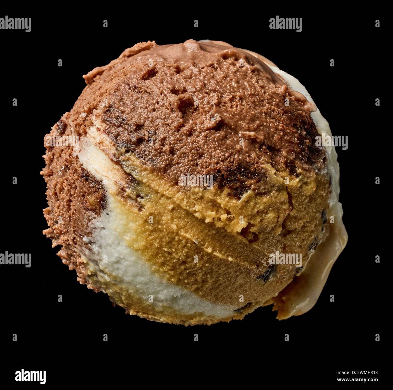 boule de glace au chocolat, au caramel et à la vanille isolée sur fond noir, vue de dessus Banque D'Images