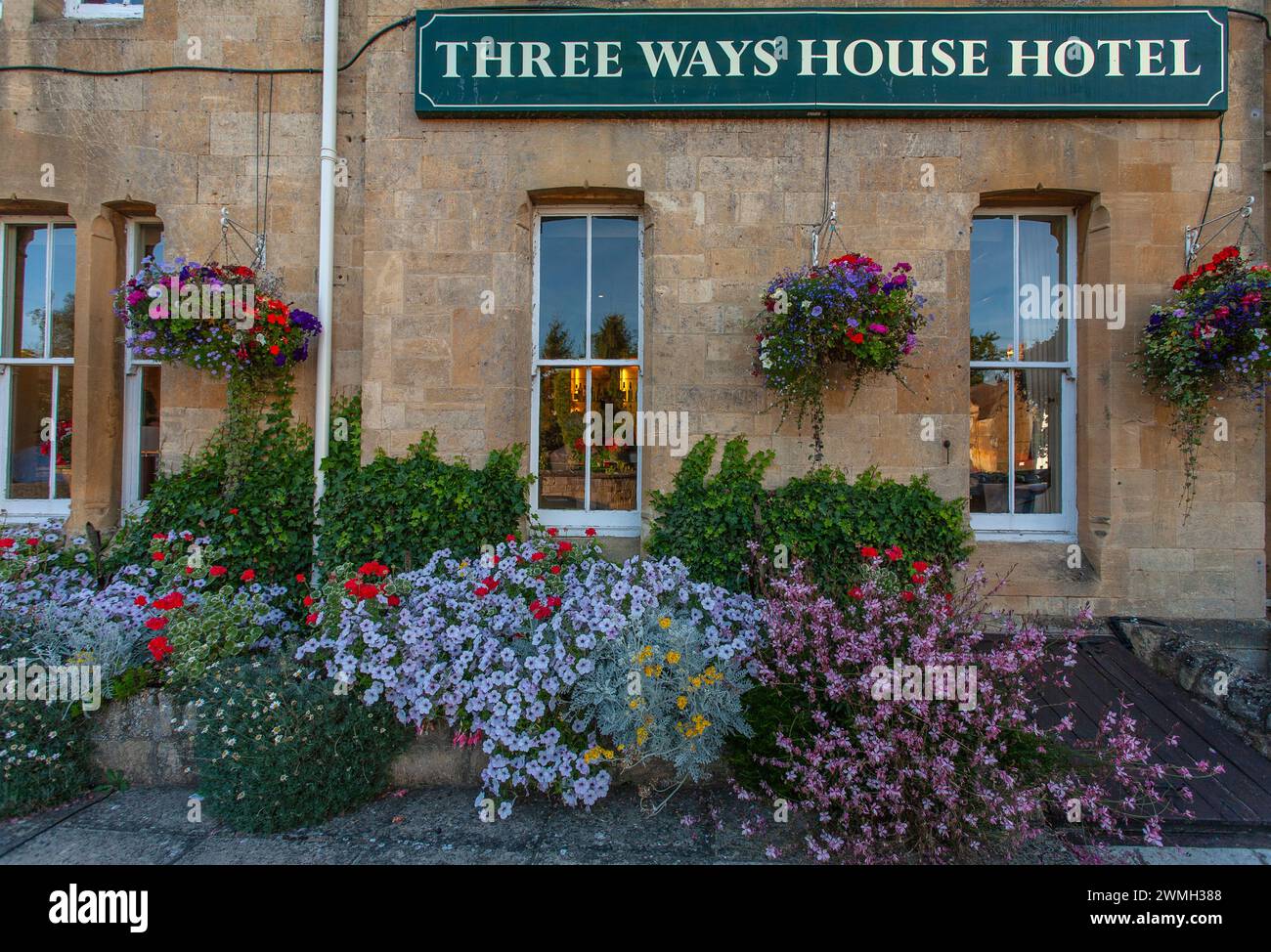 Le Three Ways House Hotel à Mickleton près de Chipping Campden, domicile du Pudding Club. La façade et le bâtiment sont en fleurs. Banque D'Images