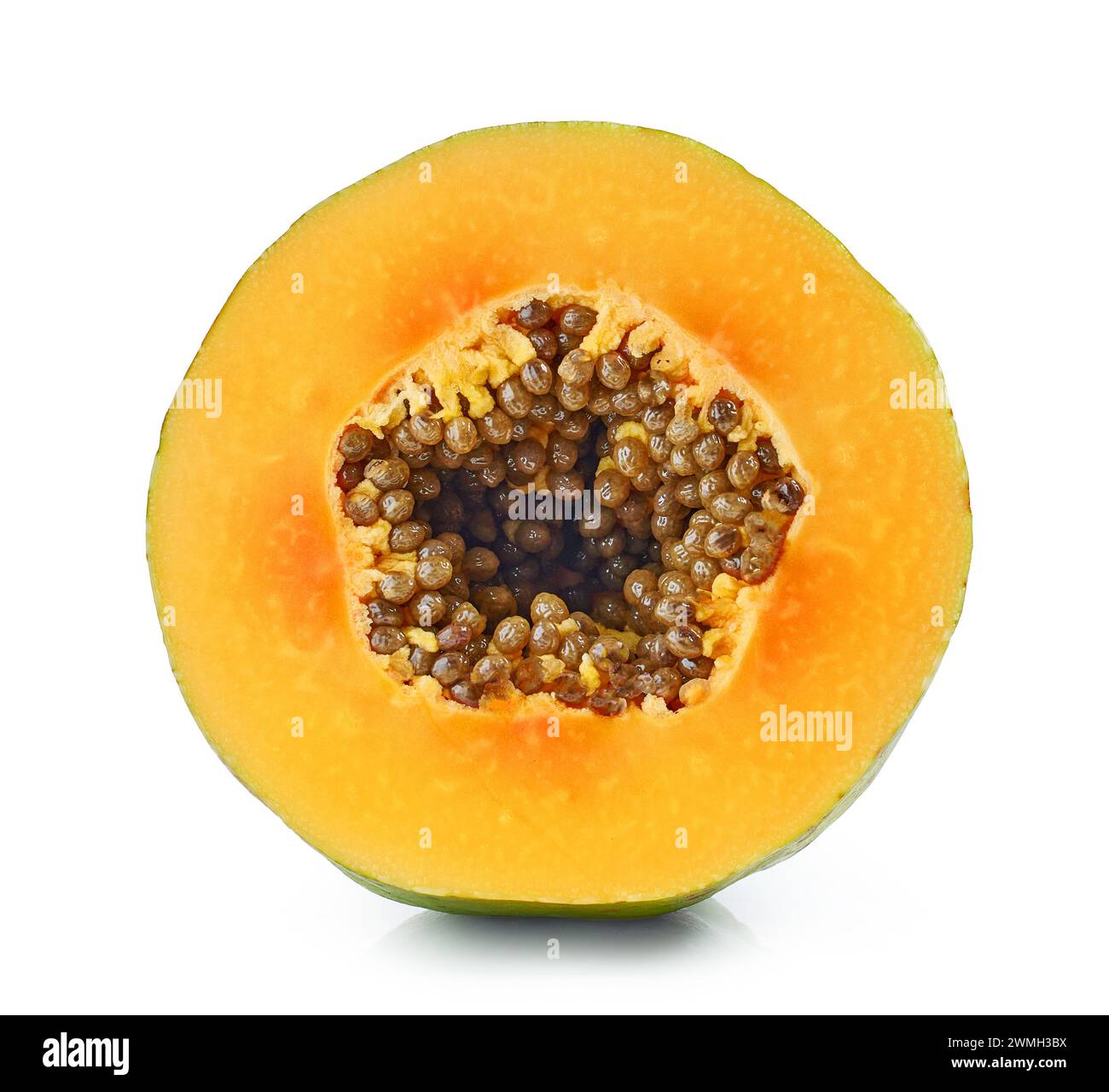 noix fraîche de papaye mûre coupée en deux isolée sur fond blanc Banque D'Images
