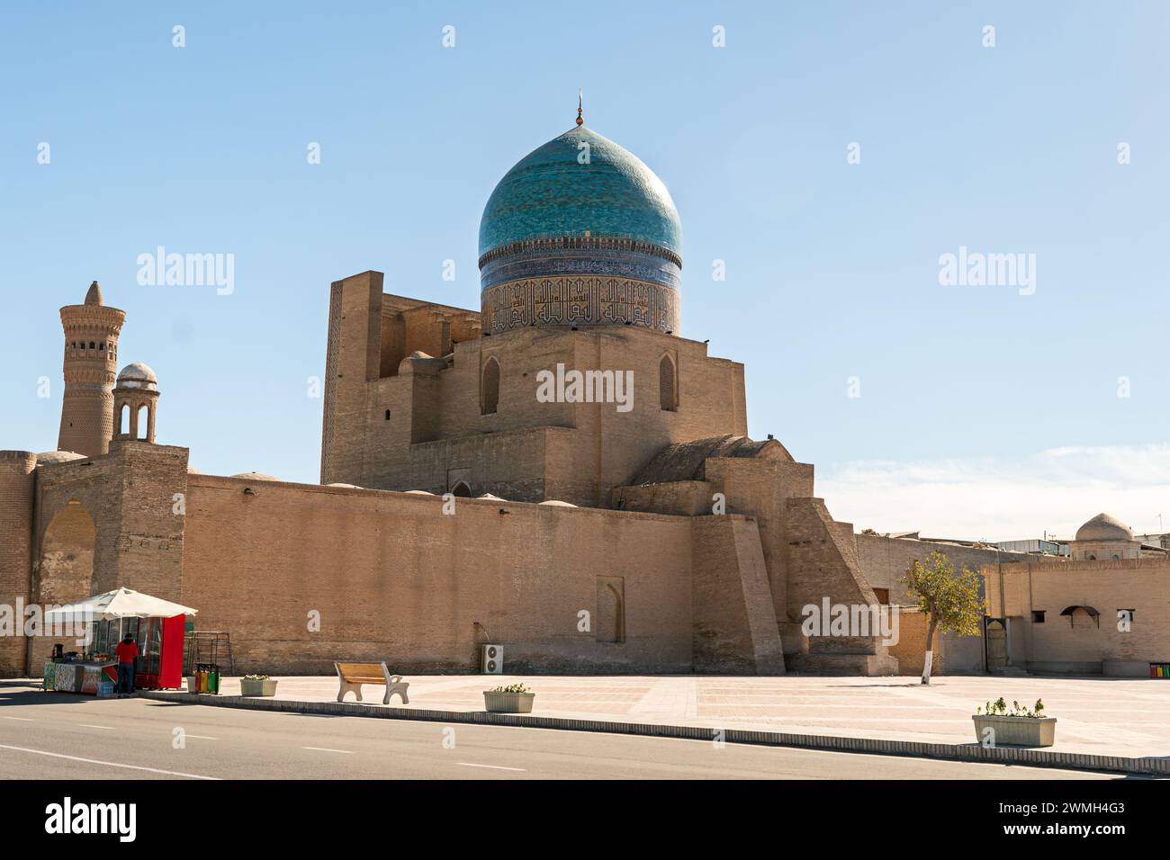 Mur ouest de la mosquée Kalyan avec des murs anciens et un grand dôme coloré contre le ciel bleu clair Banque D'Images