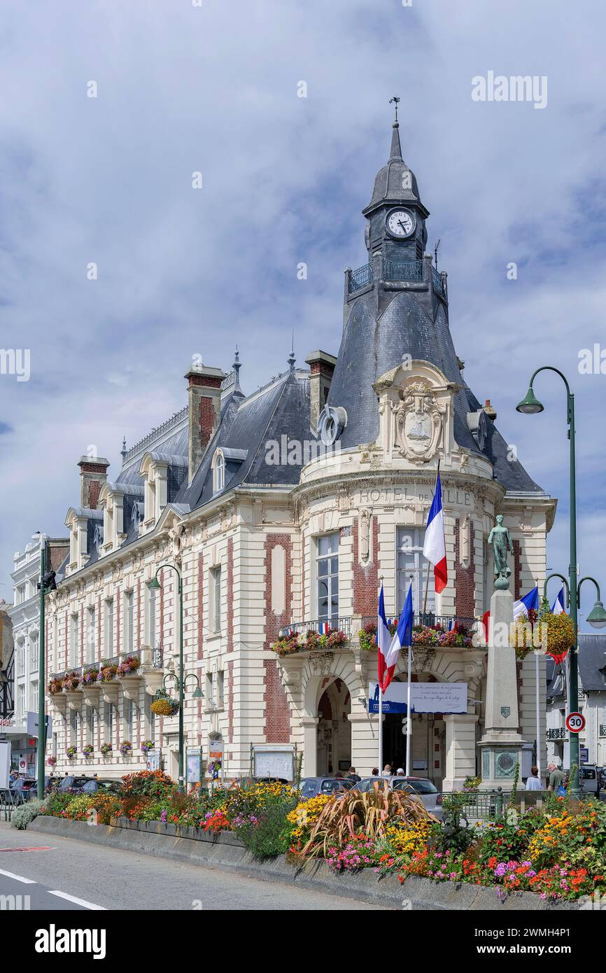 Trouville-sur-mer, France - Focus sur l'Hôtel de ville de Trouville construit entre 1911 et 1913 par Laurent et Paul Farge. Devant se trouvent de grands parterres de fleurs. Banque D'Images