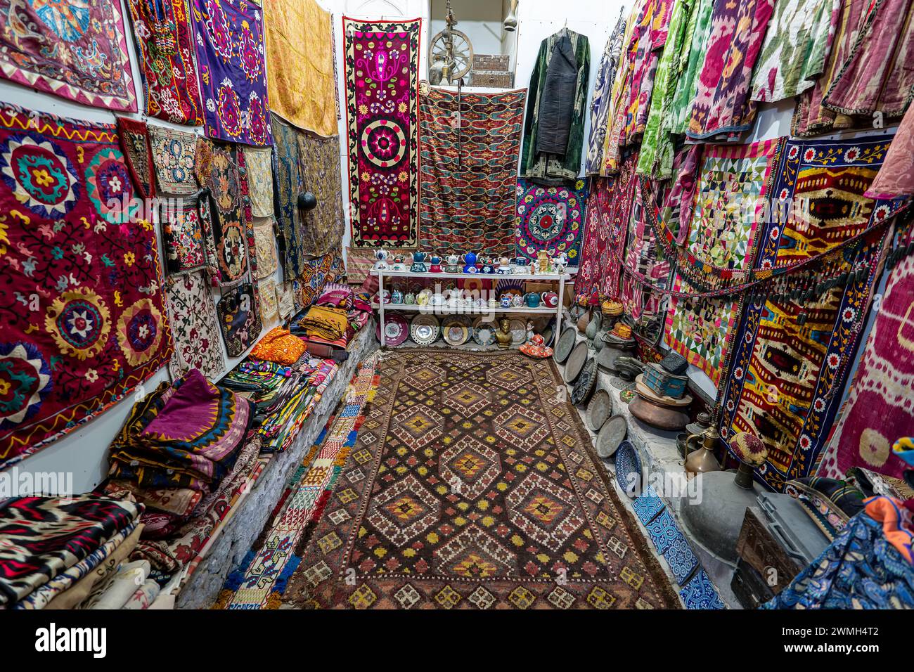 Variété des magnifiques tapis orientaux dans le magasin de tapis traditionnel au moyen-Orient. Pile de beaux tapis faits à la main sur le moyen-Orient traditionnel Banque D'Images