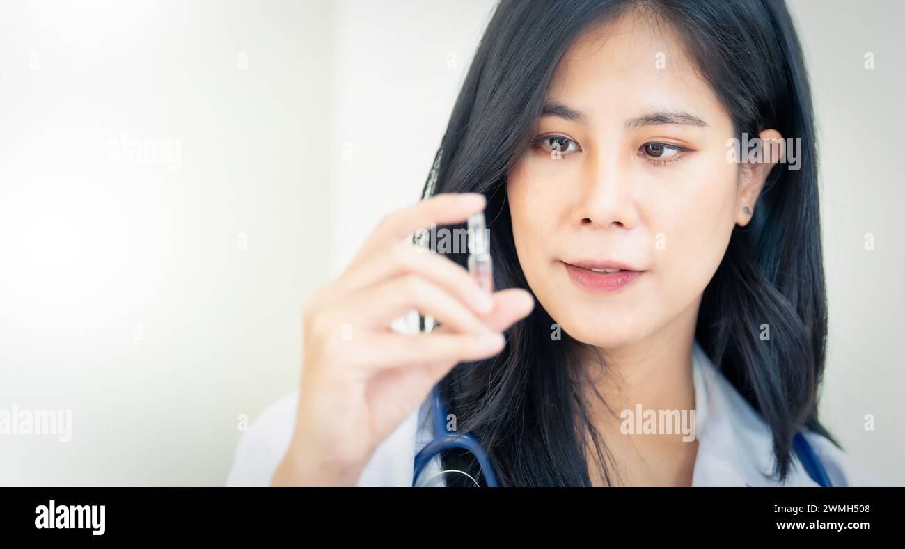 médecin féminin professionnel préparer la médecine à l'hôpital. Banque D'Images