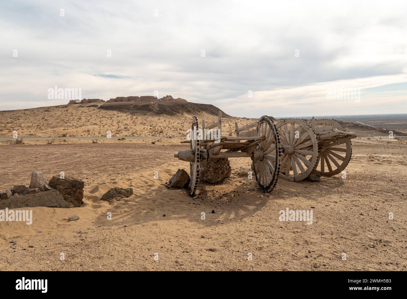 Une vieille charrette à deux roues dans le désert du Kyzyl Kum, Ouzbékistan Banque D'Images