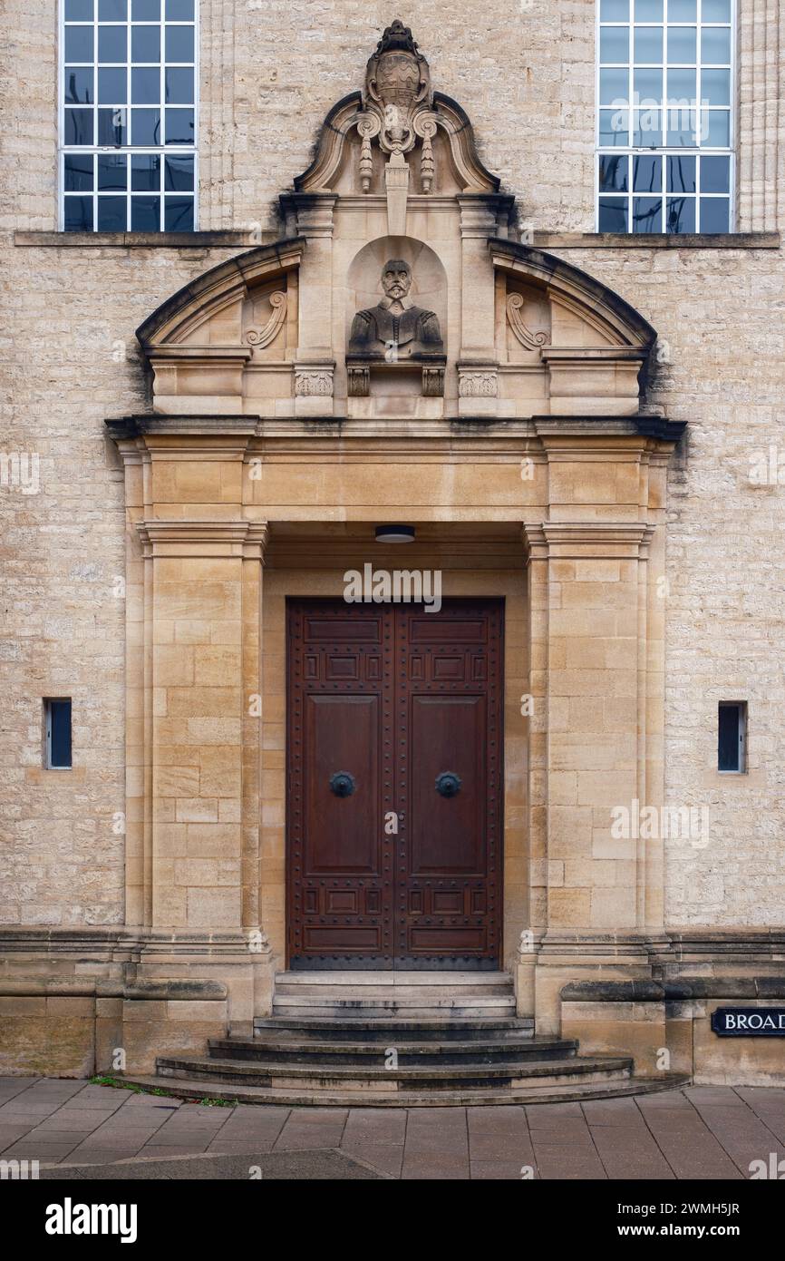 The Door of the Weston Library, qui fait partie de la Bodleian Library, la principale bibliothèque de recherche de l'Université d'Oxford, Angleterre, Royaume-Uni. Banque D'Images