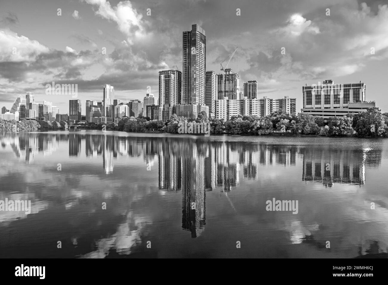 Horizon d'Austin avec réflexion dans la rivière tôt le matin, Texas Banque D'Images