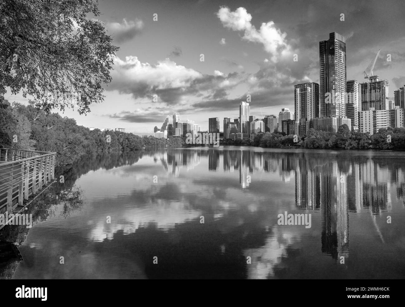 Horizon d'Austin avec réflexion dans la rivière tôt le matin, Texas Banque D'Images
