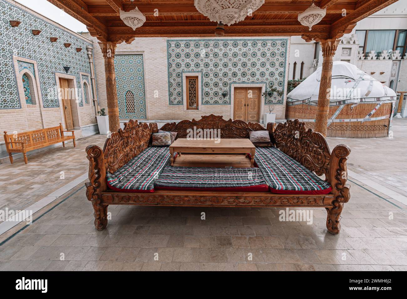 Tapchan - lieu traditionnel pour manger en Ouzbékistan et en Asie centrale. Banque D'Images