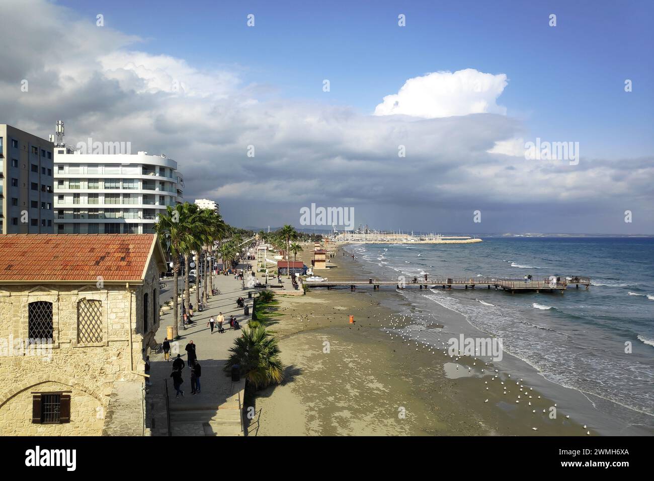 Larnaca, Chypre - 14 février 2024 : vue aérienne de la plage de Finikoudes vue depuis le Fort médiéval de Larnaka. Banque D'Images