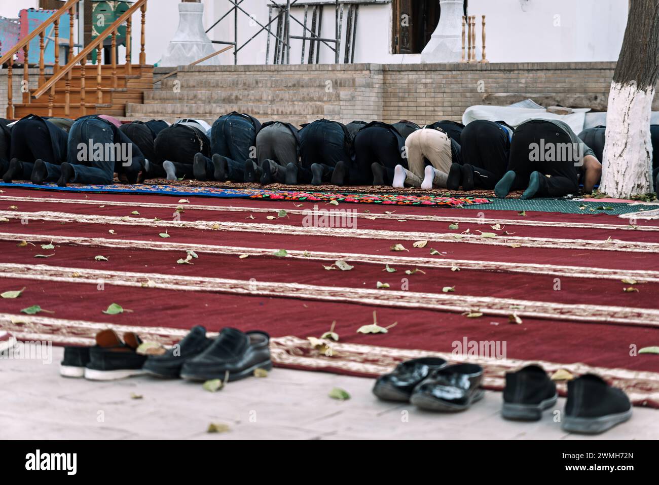 La prière musulmane pour Dieu dans la mosquée. Le peuple musulman est à genoux en train de prier. Mois Saint des musulmans du Ramadan. Musulman Banque D'Images