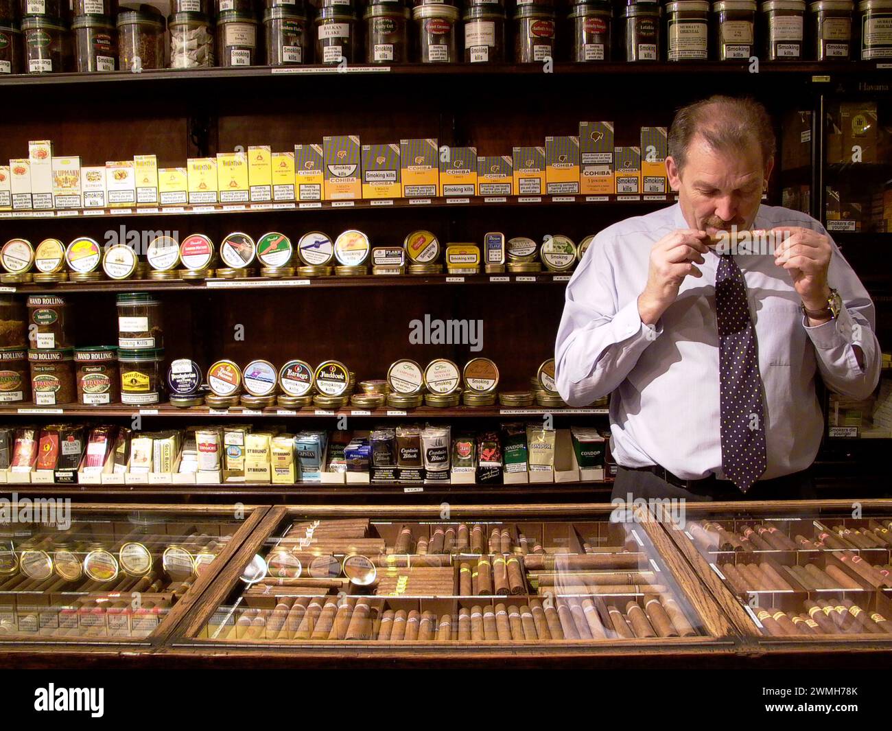 James J. Fox le plus ancien marchand de cigares du monde. L'homme sniffe à un cigare .équipé James's Street , Londres , Royaume-Uni Banque D'Images