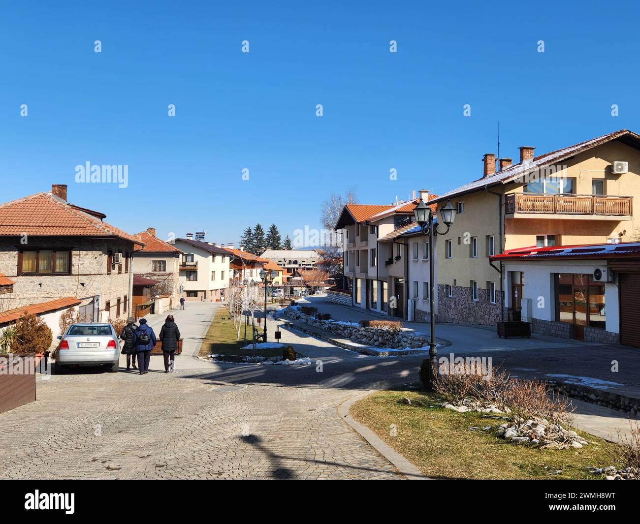 Scène de rue urbaine avec piétons et voitures garées Banque D'Images