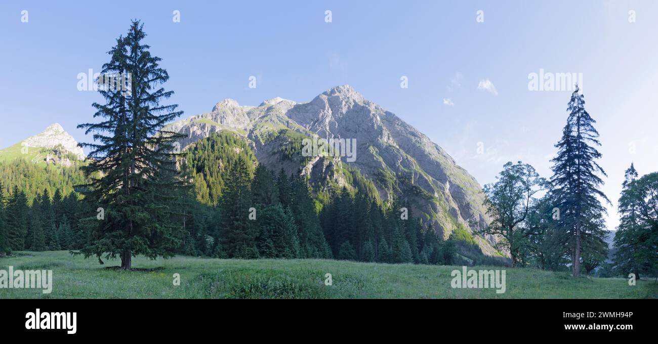 Les sommets des montagnes Karwendel dans la lumière du matin - Enger haut avec le pic Gamsjoch - Grosser Ahornboden walley. Banque D'Images