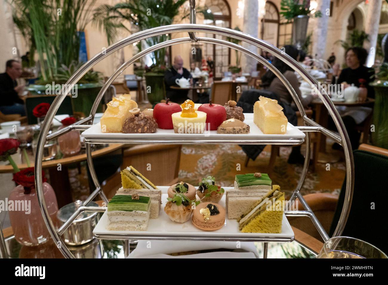 Le Palm court situé au cœur de l'hôtel Plaza dispose d'un service de thé haut de gamme, 2024, New York City, États-Unis Banque D'Images