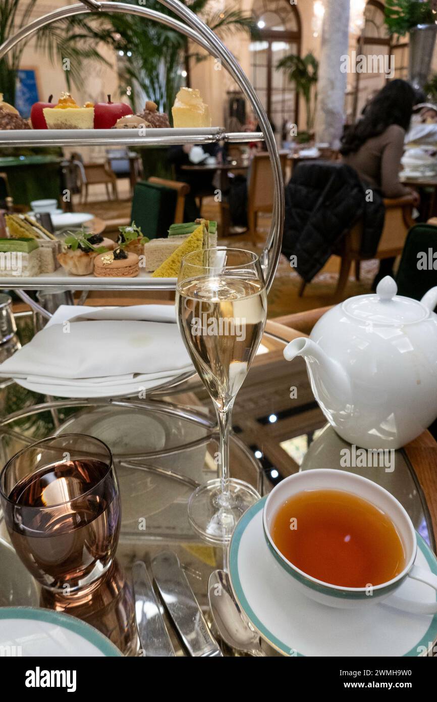 Le Palm court situé au cœur de l'hôtel Plaza dispose d'un service de thé haut de gamme, 2024, New York City, États-Unis Banque D'Images