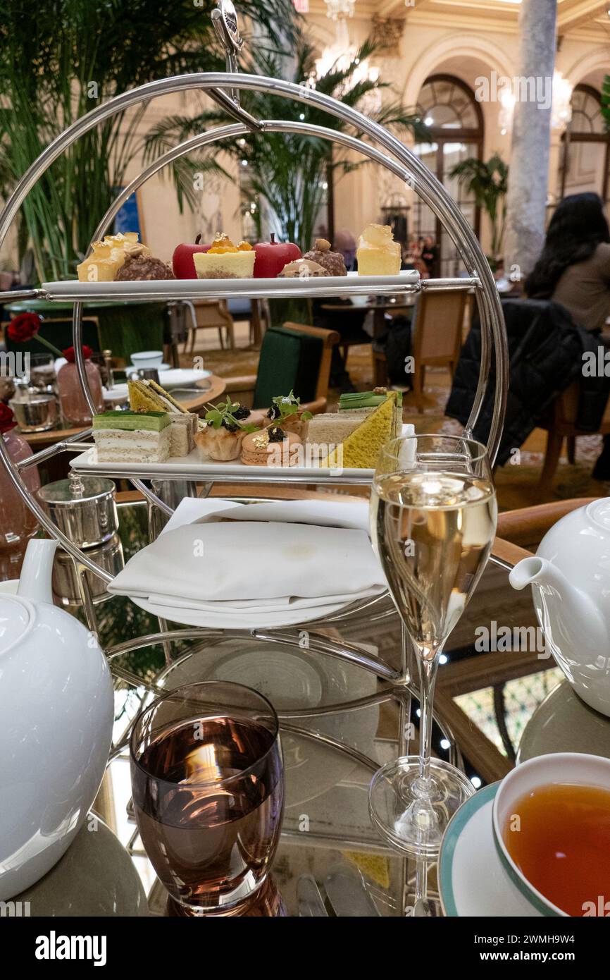 Le Palm court situé au cœur de l'hôtel Plaza dispose d'un service de thé haut de gamme, 2024, New York City, États-Unis Banque D'Images