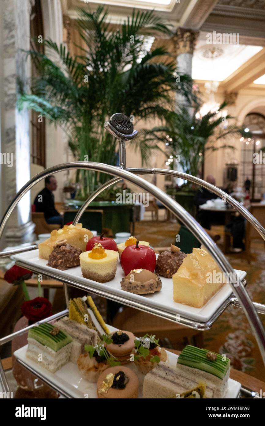 Le Palm court situé au cœur de l'hôtel Plaza dispose d'un service de thé haut de gamme, 2024, New York City, États-Unis Banque D'Images
