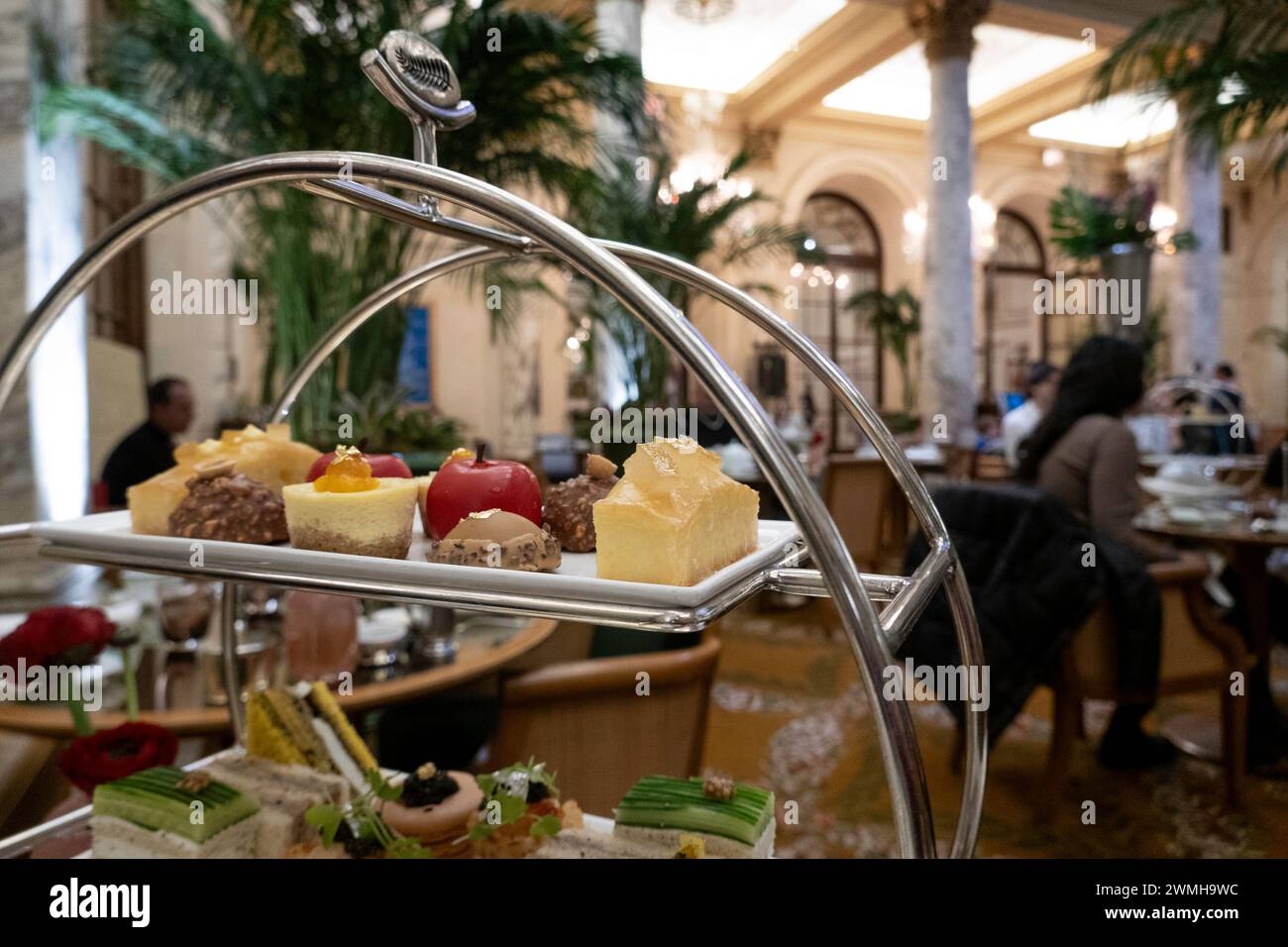 Le Palm court situé au cœur de l'hôtel Plaza dispose d'un service de thé haut de gamme, 2024, New York City, États-Unis Banque D'Images