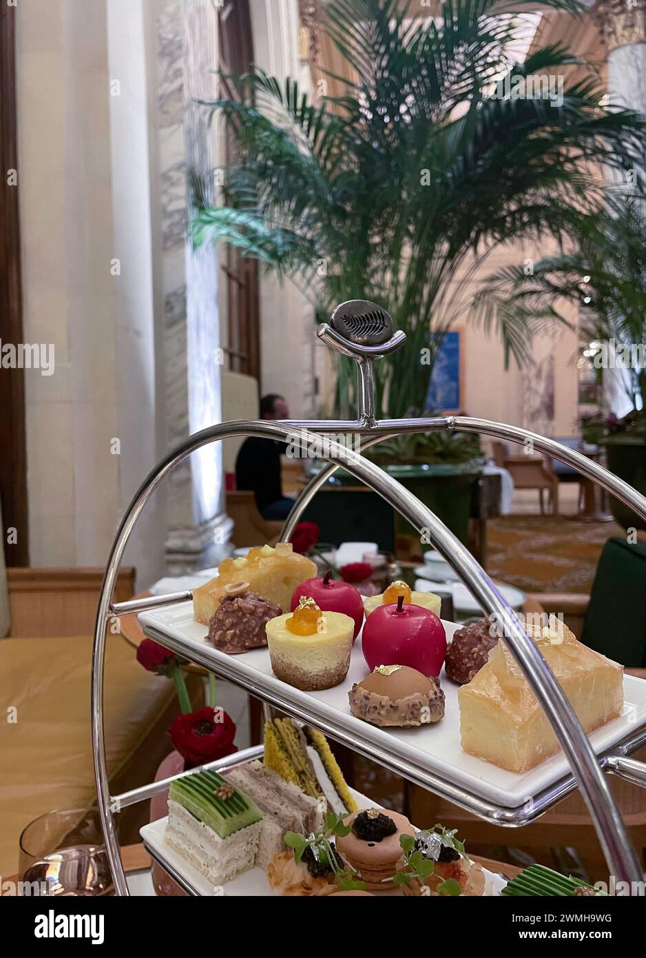 Le Palm court situé au cœur de l'hôtel Plaza dispose d'un service de thé haut de gamme, 2024, New York City, États-Unis Banque D'Images