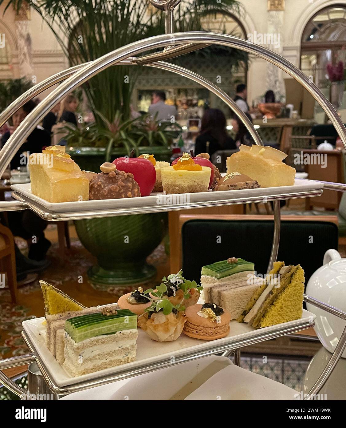 Le Palm court situé au cœur de l'hôtel Plaza dispose d'un service de thé haut de gamme, 2024, New York City, États-Unis Banque D'Images
