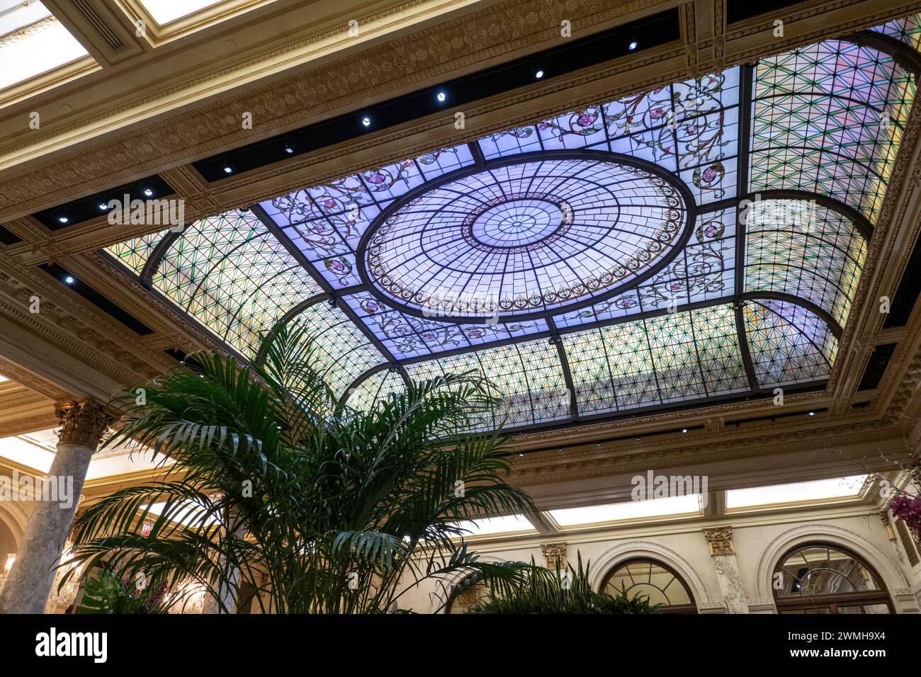 Le Palm court situé au cœur de l'hôtel Plaza dispose d'un service de thé haut de gamme, 2024, New York City, États-Unis Banque D'Images