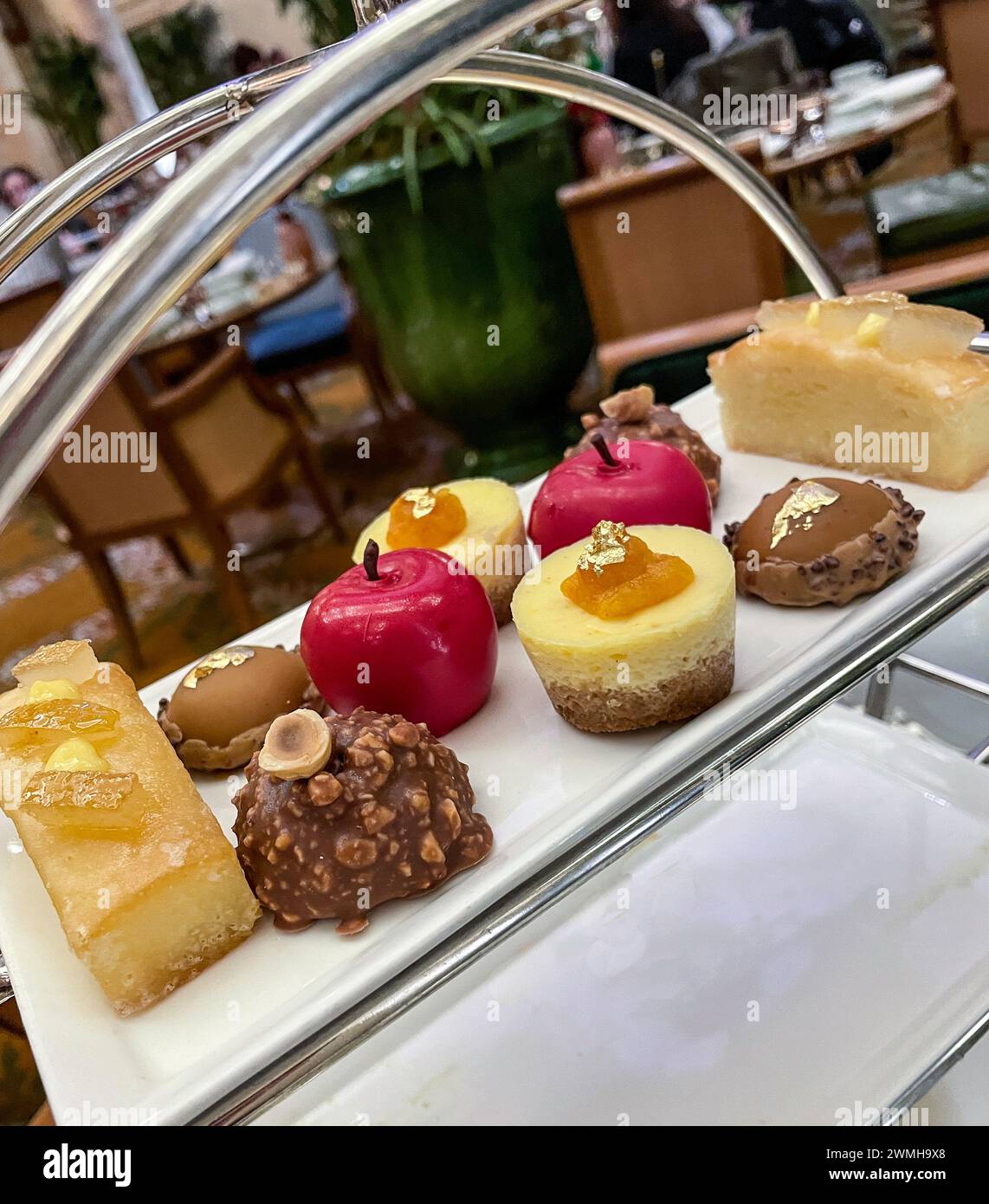 Le Palm court situé au cœur de l'hôtel Plaza dispose d'un service de thé haut de gamme, 2024, New York City, États-Unis Banque D'Images