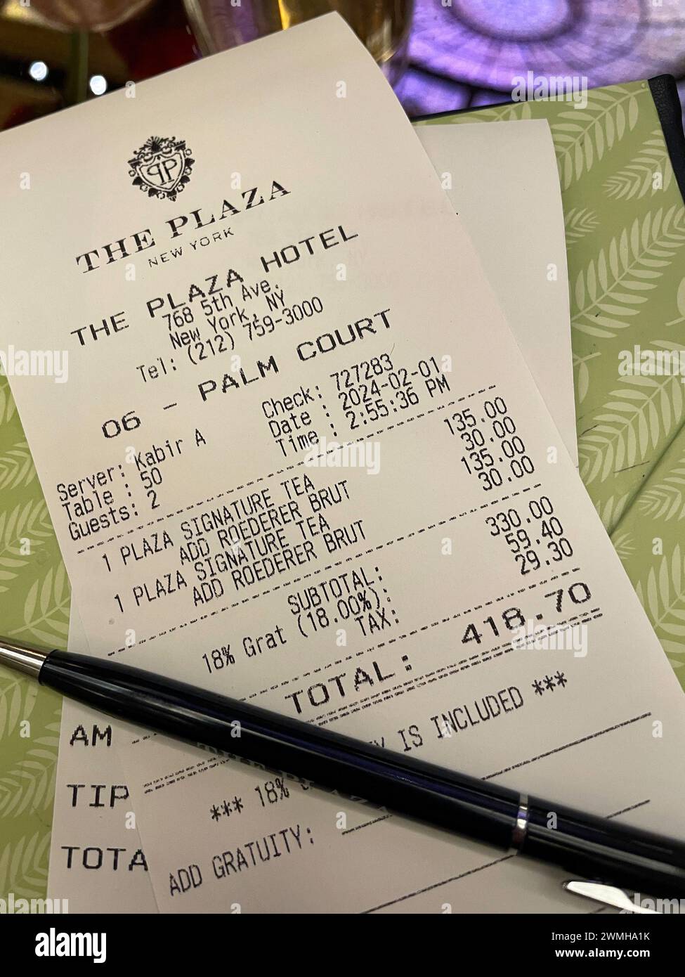 Le Palm court situé au cœur de l'hôtel Plaza dispose d'un service de thé haut de gamme, 2024, New York City, États-Unis Banque D'Images