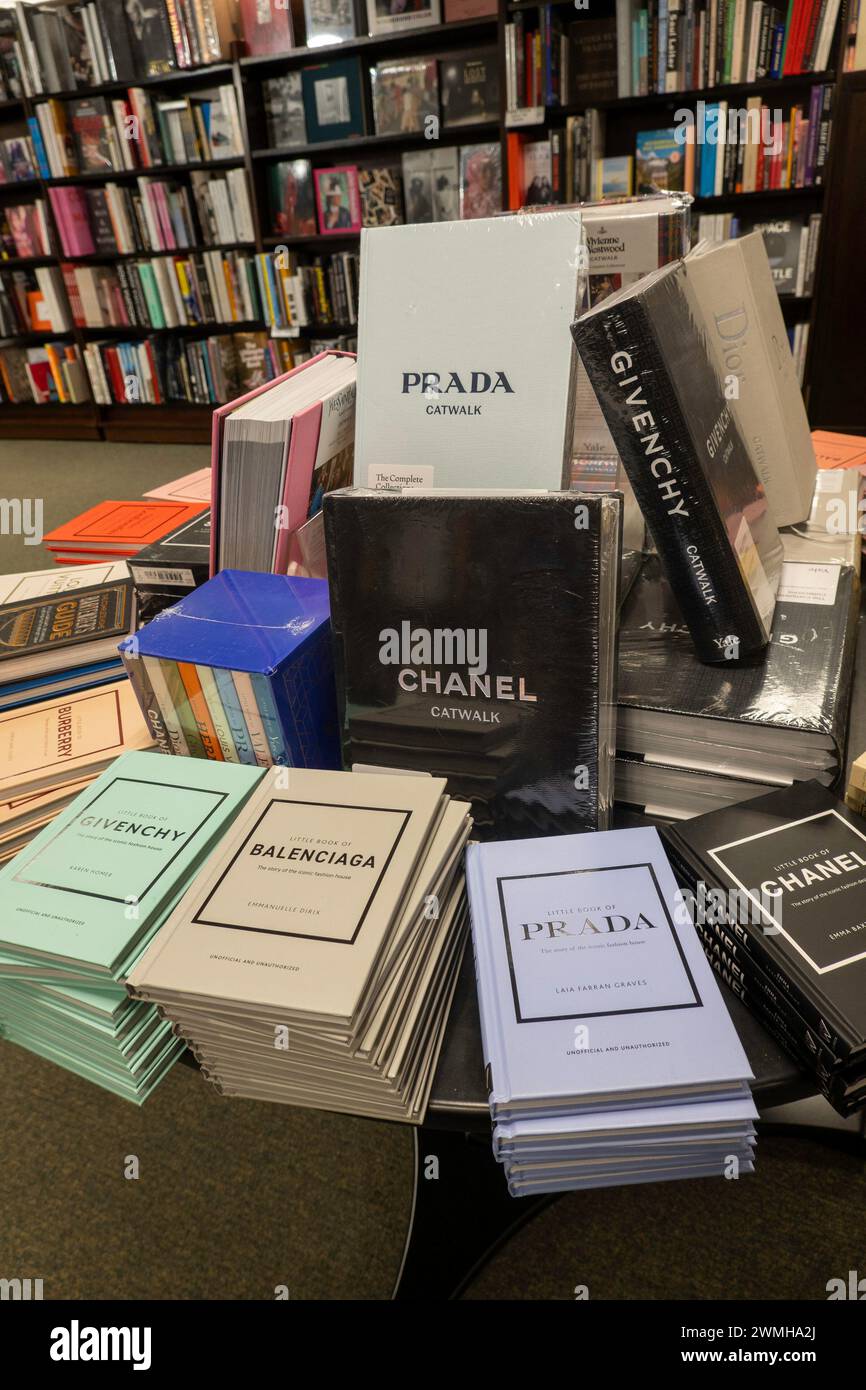 Barnes & Noble Booksellers sur la Cinquième Avenue à New York City a une large sélection de livres et de magazines, USA 2024 Banque D'Images