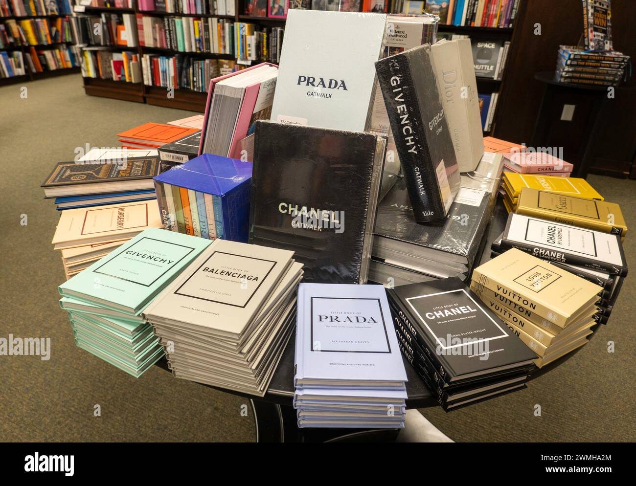 Barnes & Noble Booksellers sur la Cinquième Avenue à New York City a une large sélection de livres et de magazines, USA 2024 Banque D'Images