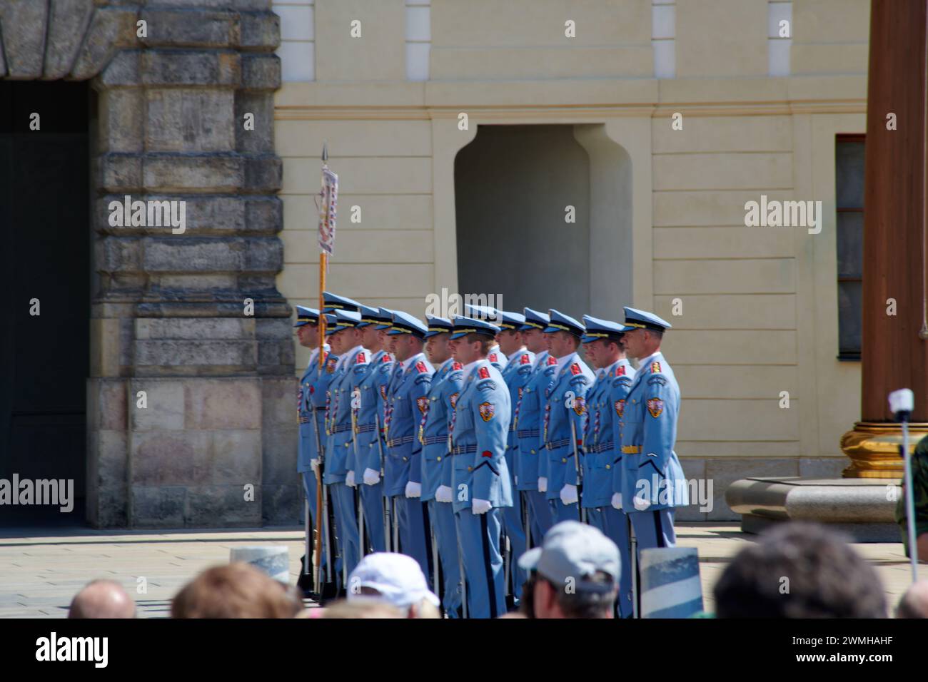 Prague Castel gardes en uniforme d'été en formation Banque D'Images