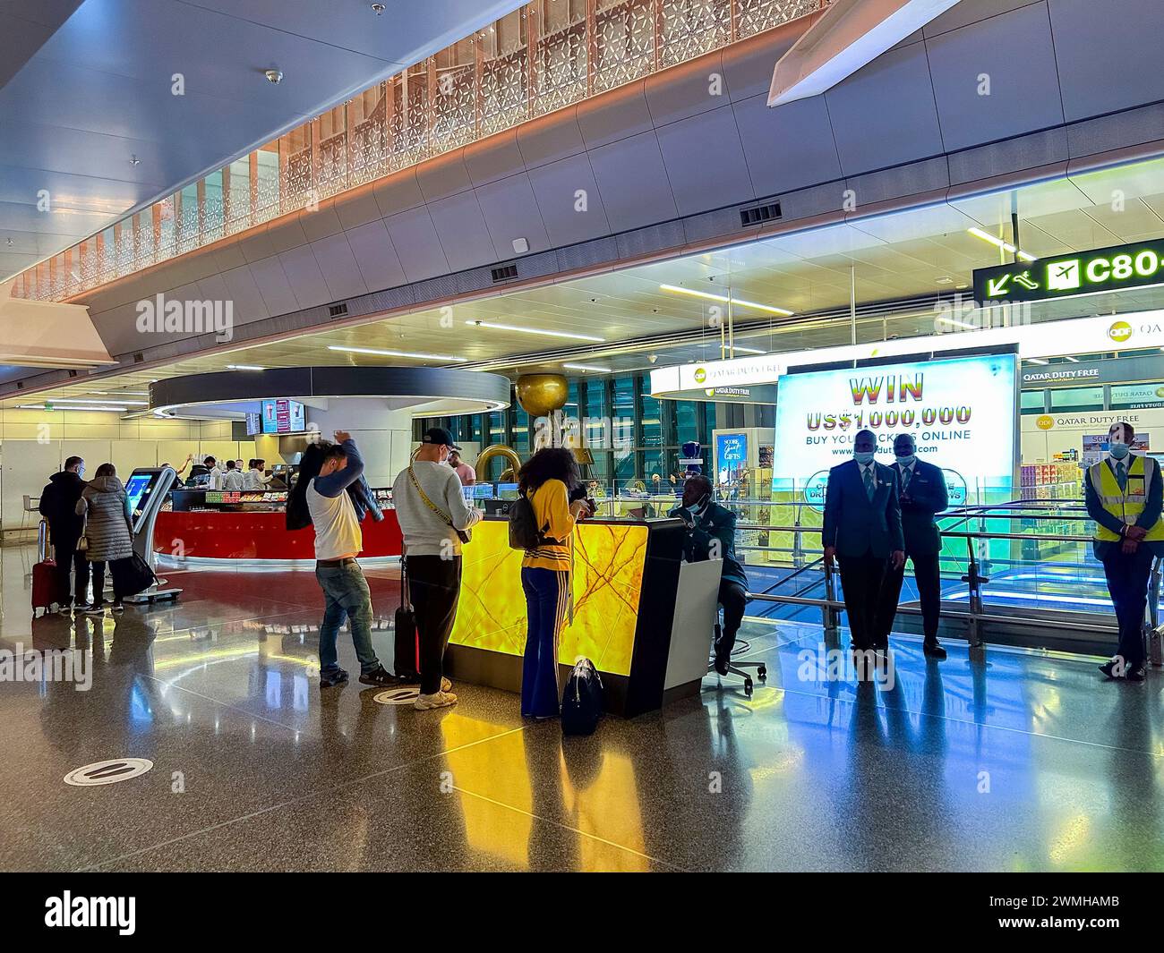 Doha, Qatar, vue grand angle, foule, passagers, touristes, voyageant à l'intérieur du bâtiment de l'aéroport international, installations de vol voyageant en Chine Banque D'Images