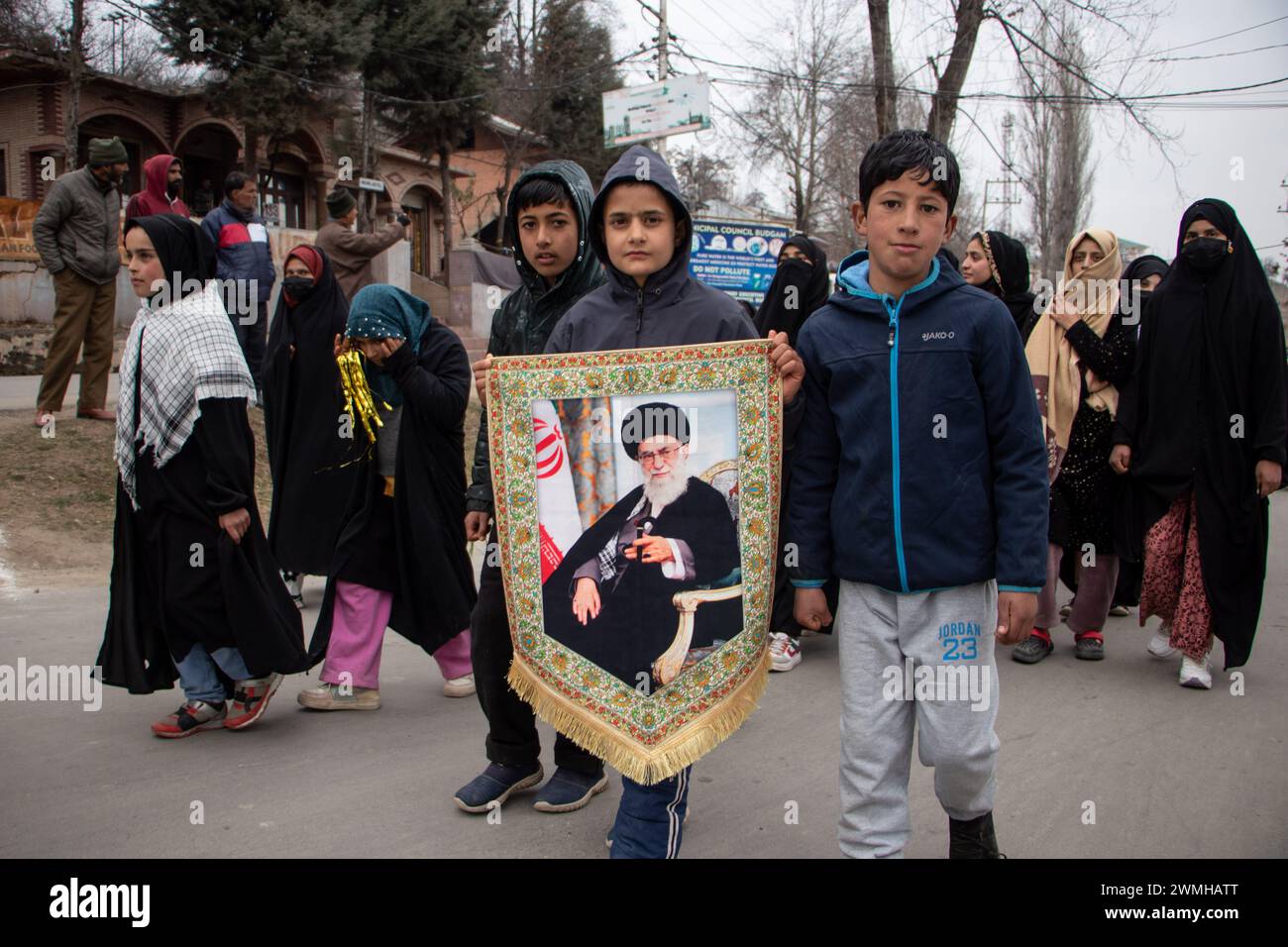 Budgam, Jammu-et-Cachemire, Inde. 26 février 2024. Un garçon chiite tient une affiche de Seyyed Ali Hosseini Khamenei, le Guide suprême iranien, alors qu'il participe au rassemblement Shaabaniya, commémorant la naissance de l'imam al-Mahdi à Budgam. L'événement a lieu le 15 de Sha'aban dans le monde, qui est le huitième mois du calendrier islamique, pour commémorer la naissance du dernier imam chiite, Muhammad al-Mahdi, qui, selon les musulmans chiites, émergerait avant la fin des temps pour apporter la paix et la justice au monde. Crédit : ZUMA Press, Inc/Alamy Live News Banque D'Images