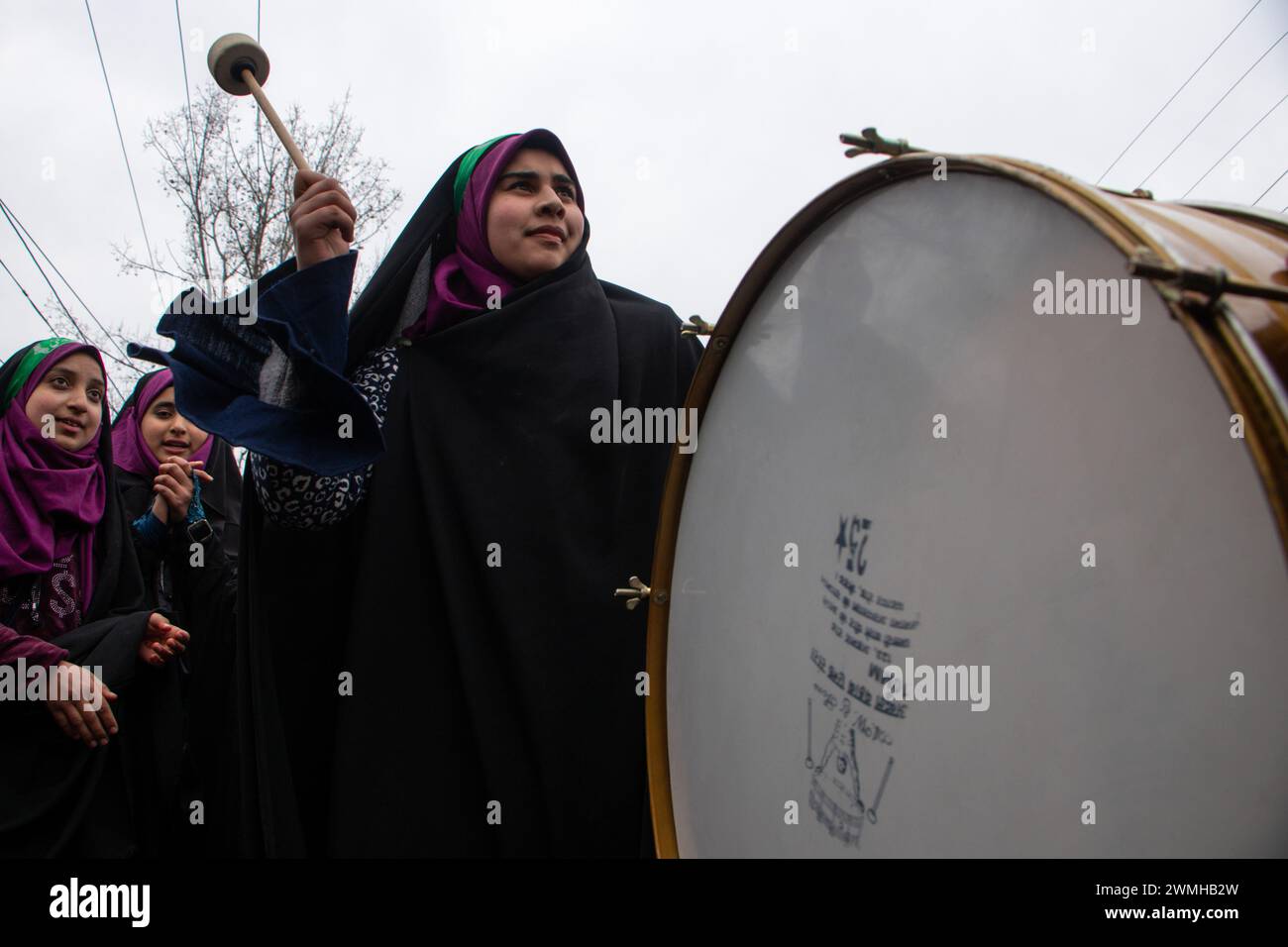 Budgam, Jammu-et-Cachemire, Inde. 26 février 2024. Une chiite bat un tambour alors qu'elle participe au rassemblement Shaabaniya, marquant la naissance de l'Imam al-Mahdi à Budgam. L'événement a lieu le 15 de Sha'aban dans le monde, qui est le huitième mois du calendrier islamique, pour commémorer la naissance du dernier imam chiite, Muhammad al-Mahdi, qui, selon les musulmans chiites, émergerait avant la fin des temps pour apporter la paix et la justice au monde. Crédit : ZUMA Press, Inc/Alamy Live News Banque D'Images