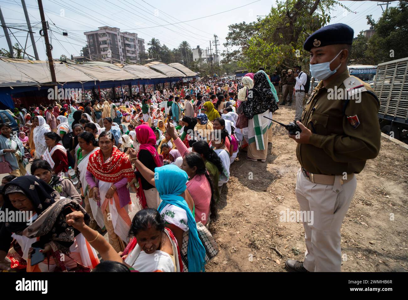 Des milliers de travailleurs d'Anganwadi soulèvent un slogan alors qu'ils organisent une manifestation demandant une augmentation de leurs salaires, le 26 février 2024 à Guwahati, Assam, Inde. Crédit : David Talukdar/Alamy Live News Banque D'Images