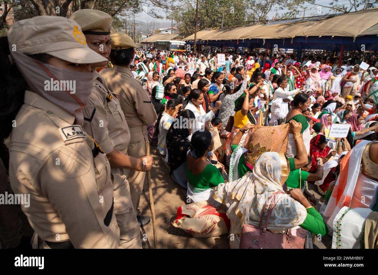 Des milliers de travailleurs d'Anganwadi soulèvent un slogan alors qu'ils organisent une manifestation demandant une augmentation de leurs salaires, le 26 février 2024 à Guwahati, Assam, Inde. Crédit : David Talukdar/Alamy Live News Banque D'Images