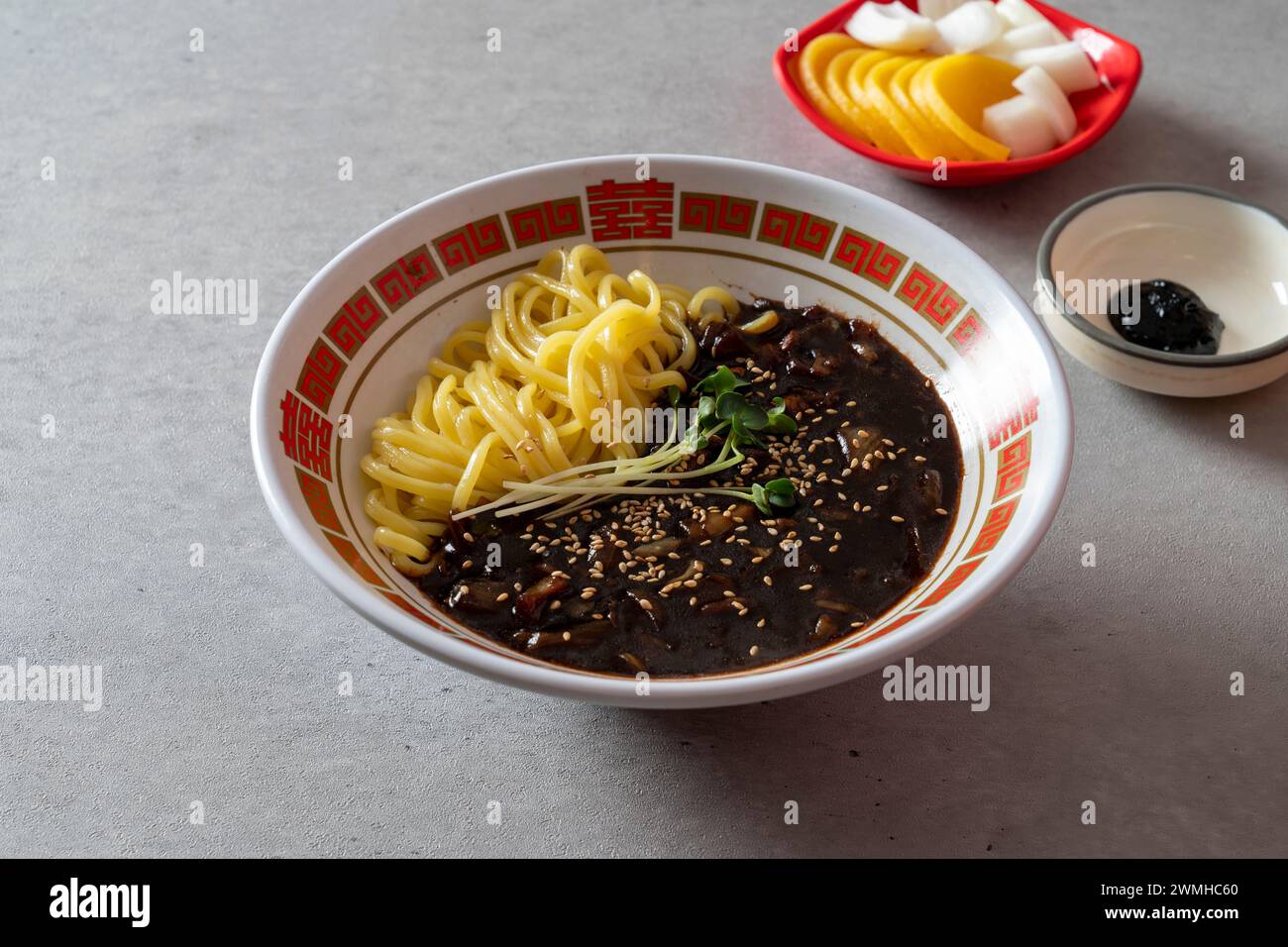 Porc aigre-doux nouilles à la sauce aux haricots noirs nouilles de style chinois, avec légumes et fruits de mer riz frit plat coréen Banque D'Images