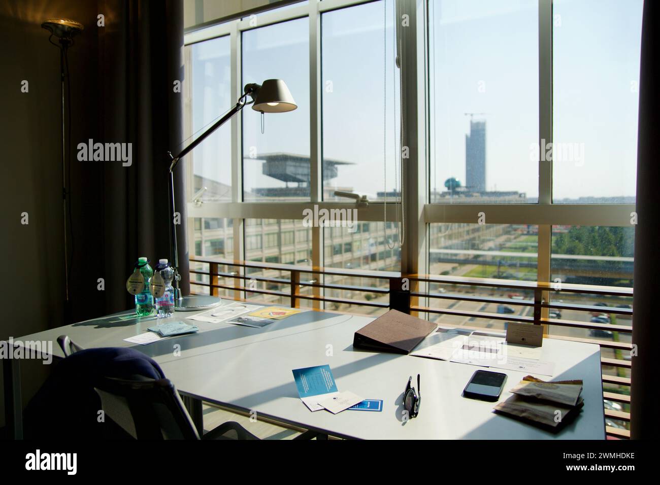 TURIN, ITALIE - 13 septembre 2019 : Bureau dans une chambre d'hôtel avec vue sur l'ancienne usine automobile Fiat Lingotto à Turin Banque D'Images