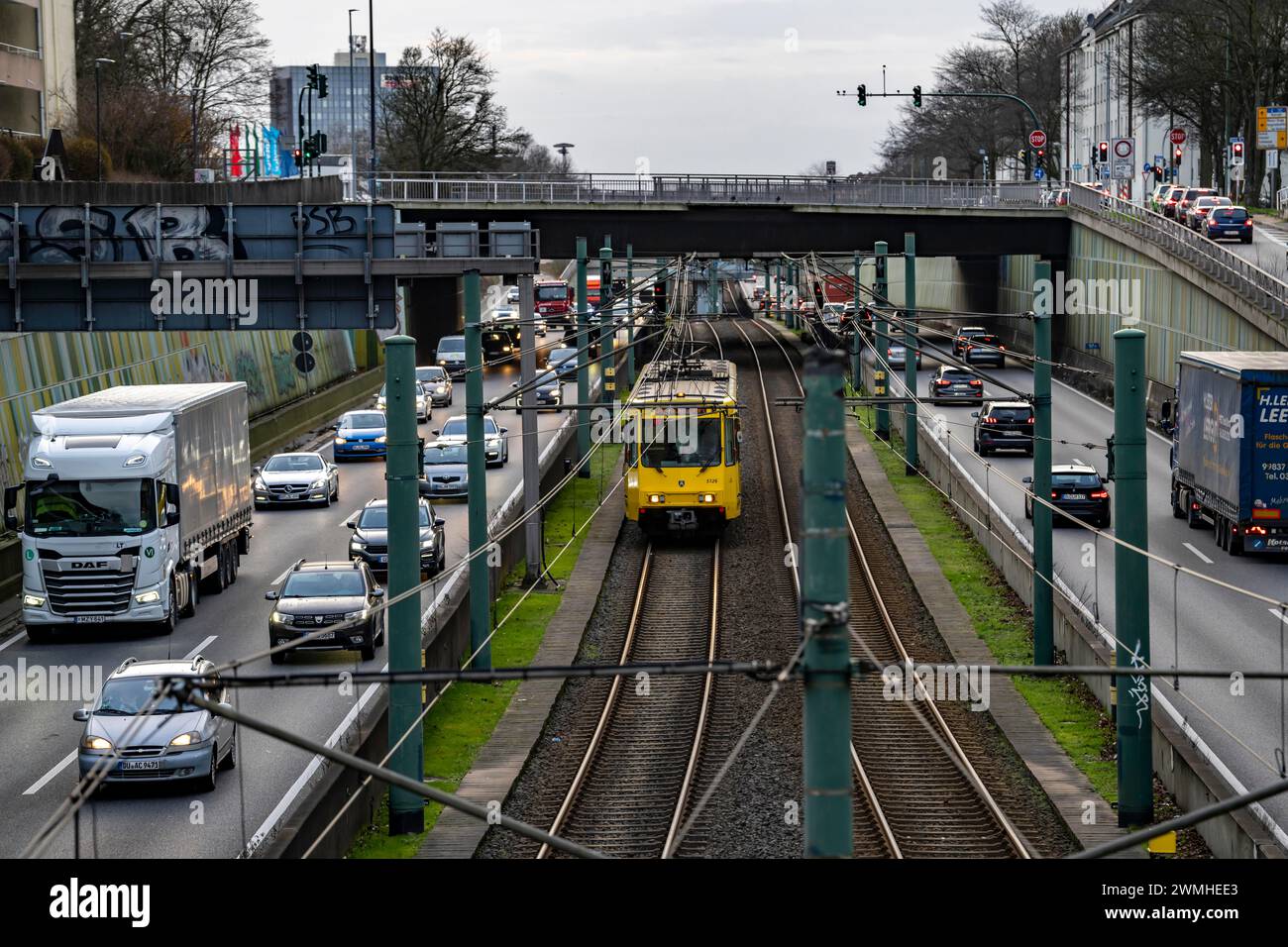 Le Hausackerbrücke, pont routier du centre-ville sur l'autoroute A40 et la ligne de métro léger U18, entre Essen-Frohnhausen et Holsterhausen, largement Banque D'Images