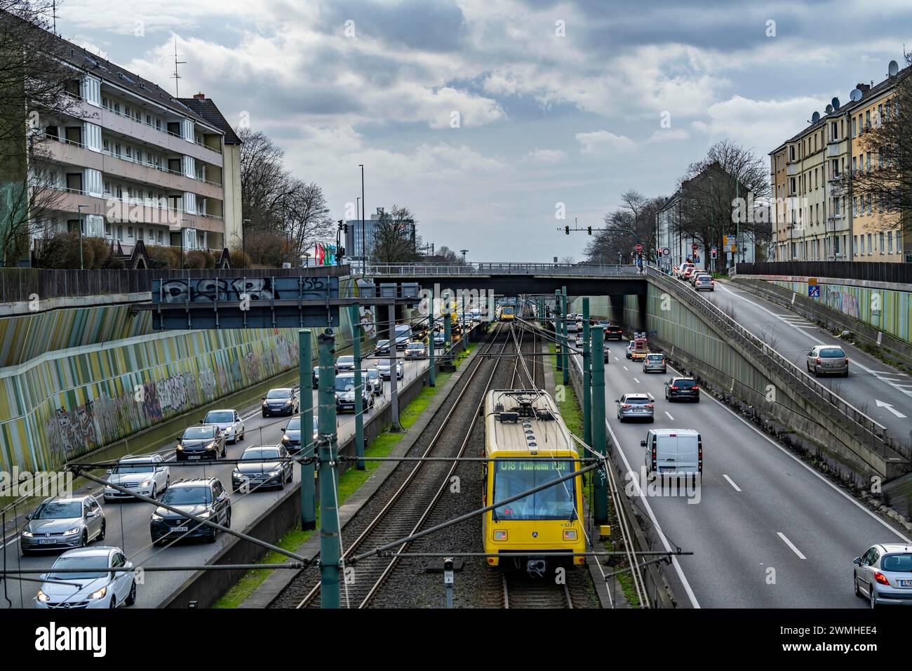 Le Hausackerbrücke, pont routier du centre-ville sur l'autoroute A40 et la ligne de métro léger U18, entre Essen-Frohnhausen et Holsterhausen, largement Banque D'Images