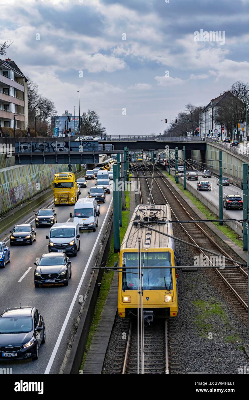 Le Hausackerbrücke, pont routier du centre-ville sur l'autoroute A40 et la ligne de métro léger U18, entre Essen-Frohnhausen et Holsterhausen, largement Banque D'Images