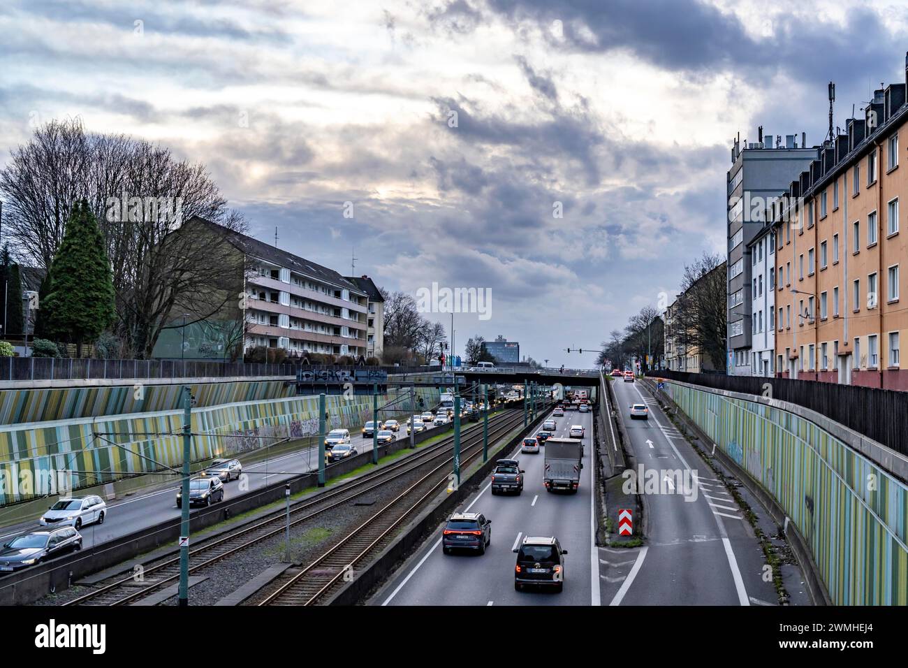 Le Hausackerbrücke, pont routier du centre-ville sur l'autoroute A40 et la ligne de métro léger U18, entre Essen-Frohnhausen et Holsterhausen, largement Banque D'Images