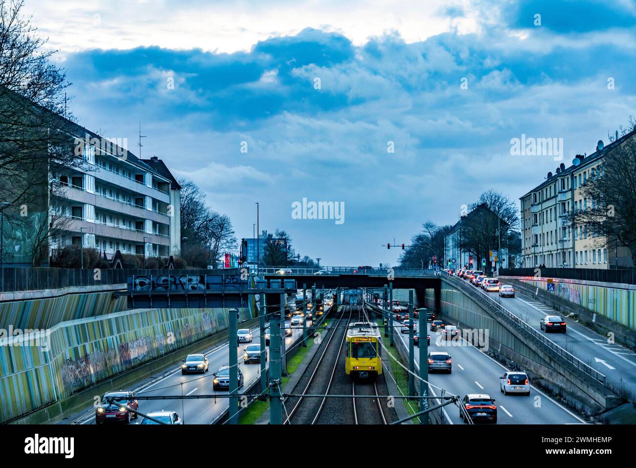 Le Hausackerbrücke, pont routier du centre-ville sur l'autoroute A40 et la ligne de métro léger U18, entre Essen-Frohnhausen et Holsterhausen, largement Banque D'Images