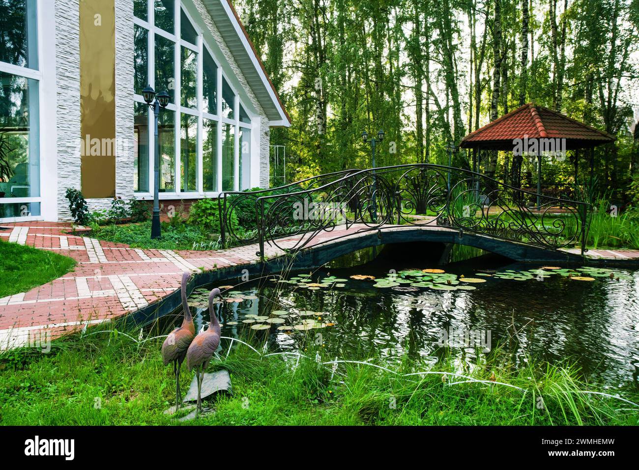 Lit de ruisseau en pierre et verdure étonnante de la conception de paysage dans l'oblast de Moscou (à côté de Khimki) - fantastique été russe. (Poutine est l'ennemi du bourdonnement Banque D'Images