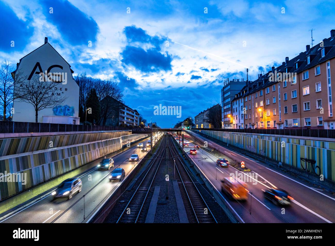 Le Hausackerbrücke, pont routier du centre-ville sur l'autoroute A40 et la ligne de métro léger U18, entre Essen-Frohnhausen et Holsterhausen, largement Banque D'Images