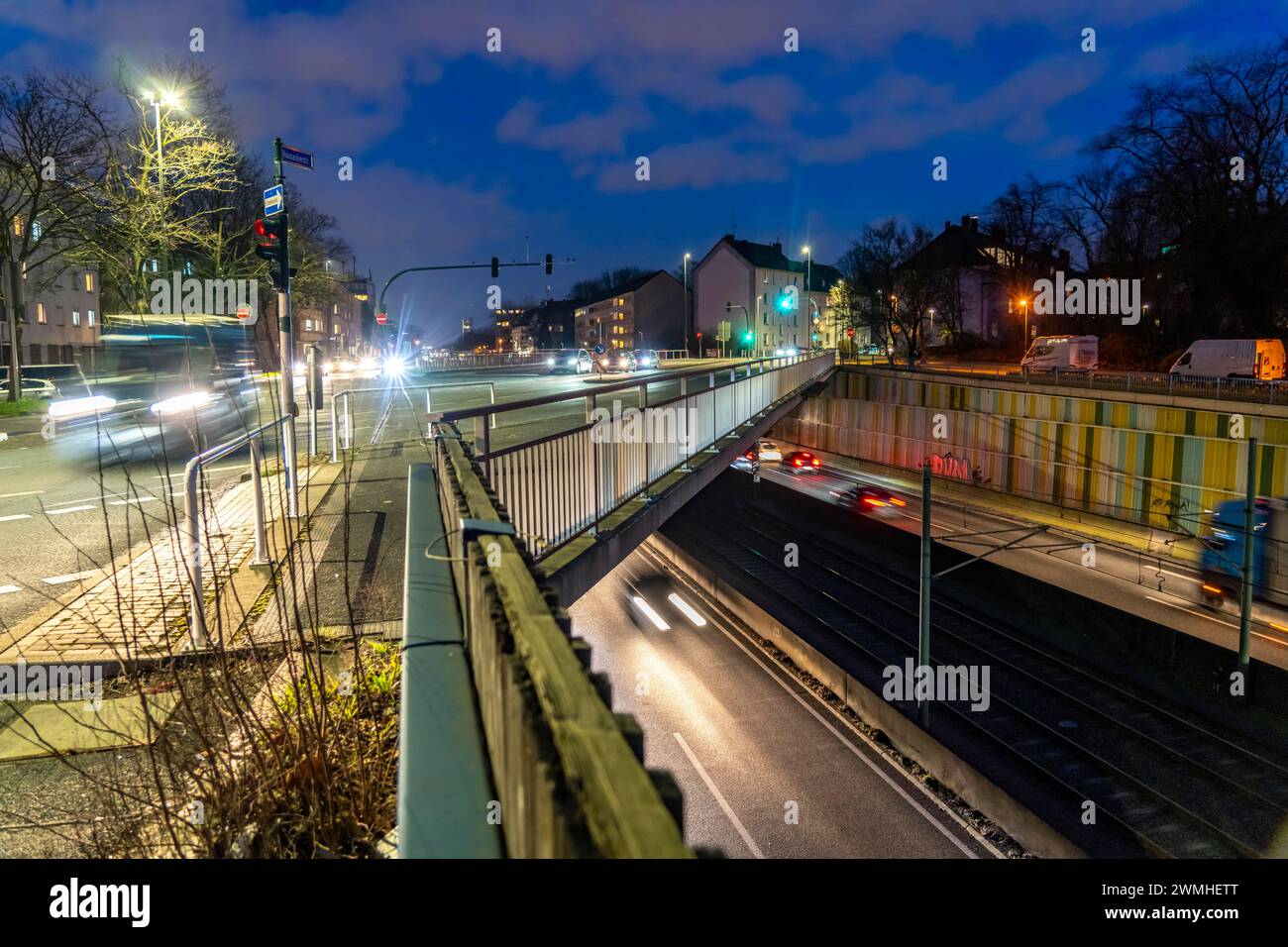 Le Hausackerbrücke, pont routier du centre-ville sur l'autoroute A40 et la ligne de métro léger U18, entre Essen-Frohnhausen et Holsterhausen, largement Banque D'Images