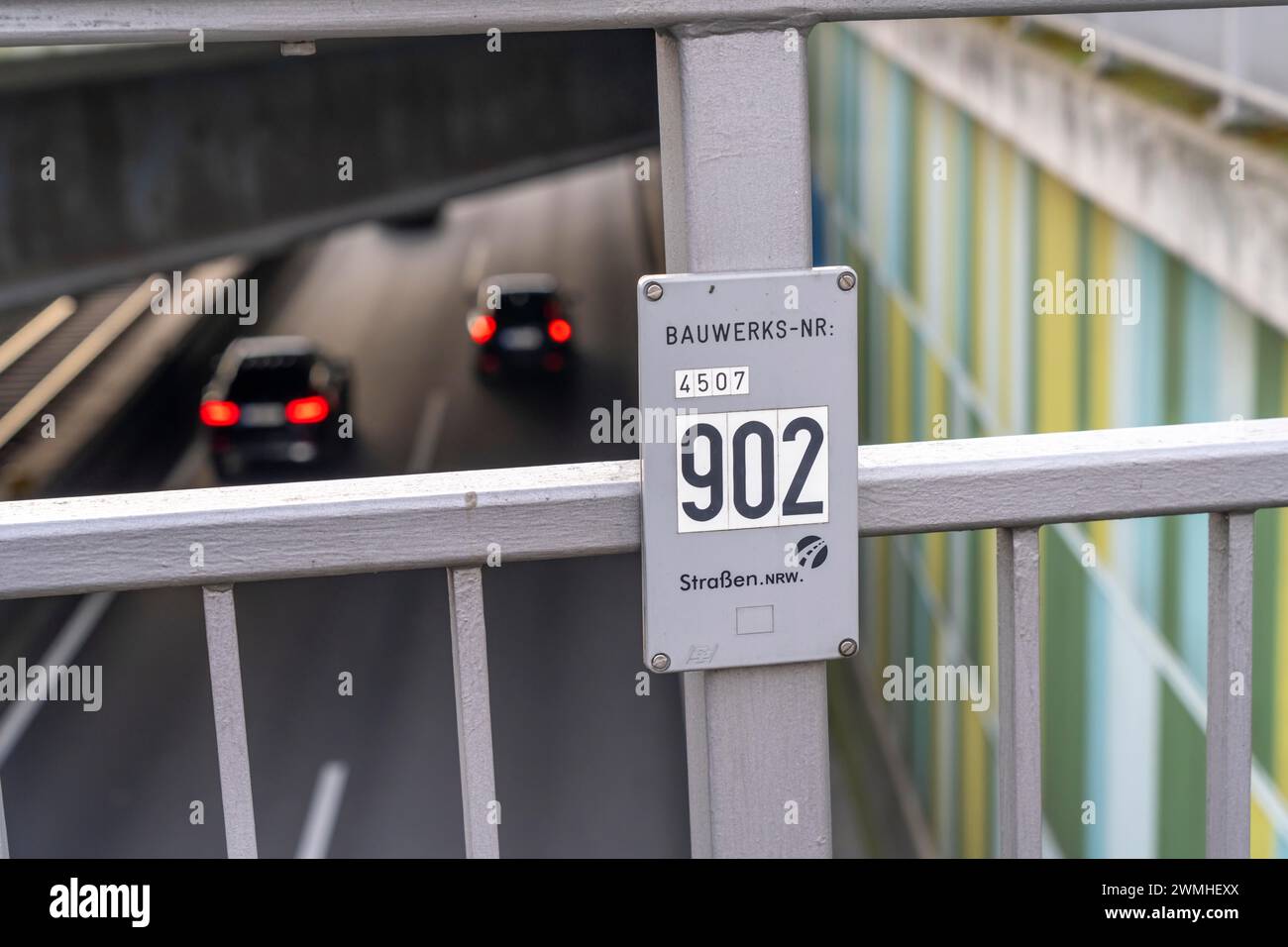 Le Hausackerbrücke, pont routier du centre-ville sur l'autoroute A40 et la ligne de métro léger U18, entre Essen-Frohnhausen et Holsterhausen, largement Banque D'Images