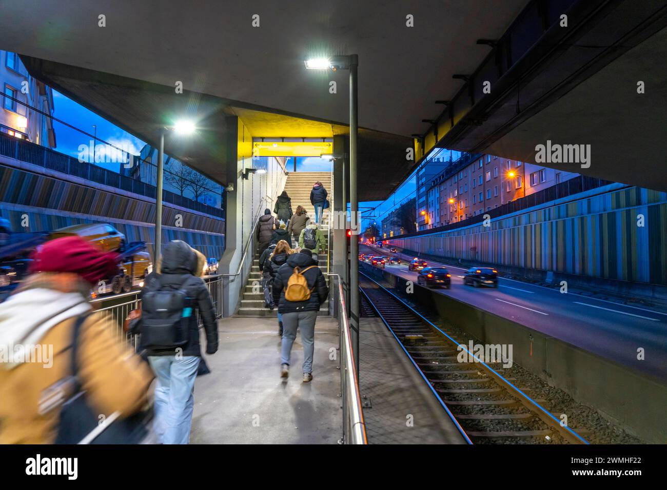 Station de métro, Breslauer Straße U18, au milieu de l'autoroute A40, centre-ville d'Essen, sombre, bruyant, Essen NRW, Allemagne, Banque D'Images