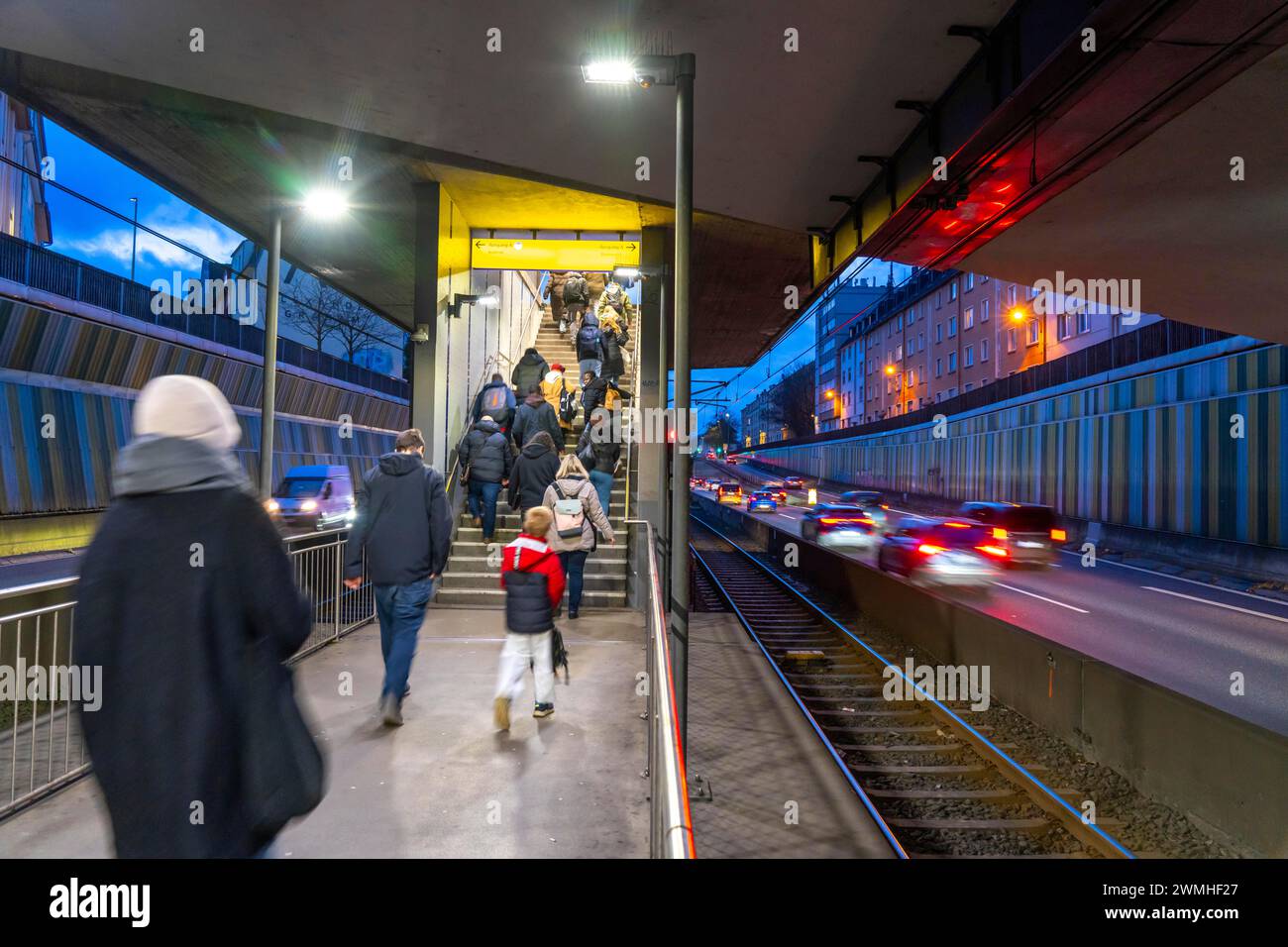 Station de métro, Breslauer Straße U18, au milieu de l'autoroute A40, centre-ville d'Essen, sombre, bruyant, Essen NRW, Allemagne, Banque D'Images