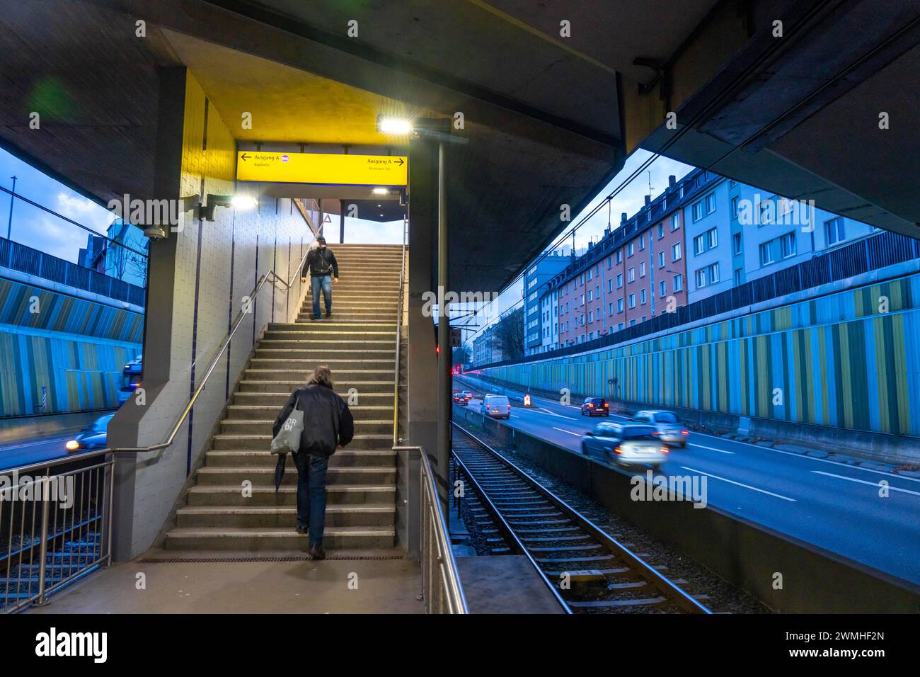 Station de métro, Breslauer Straße U18, au milieu de l'autoroute A40, centre-ville d'Essen, sombre, bruyant, Essen NRW, Allemagne, Banque D'Images